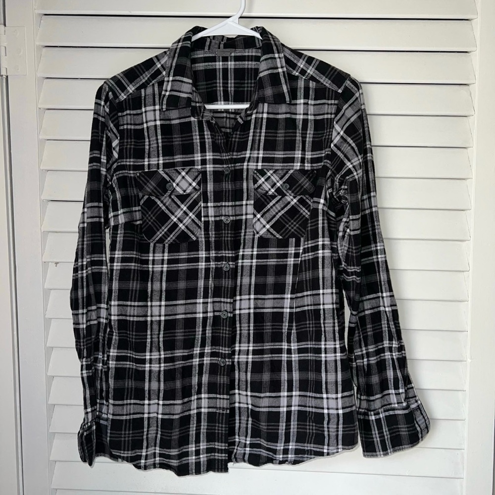 Eddie Bauer
Black/plaid shirt
Size M
Long sleeve/button down ladies shirt